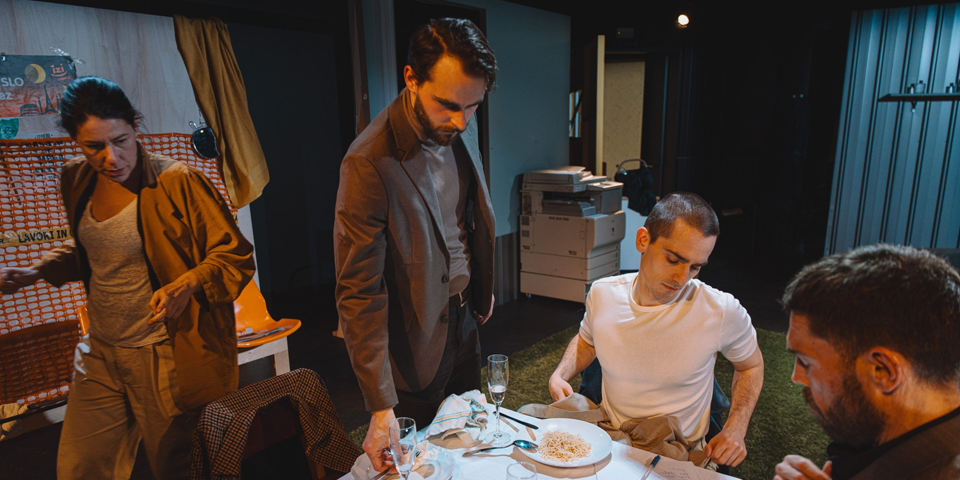 ≈ [približno enako kot]